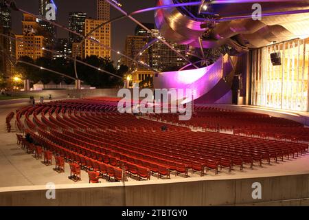 Jay Pritzker Pavilion Amphitheater and City Scene Night View, Chicago Illinois Stockfoto