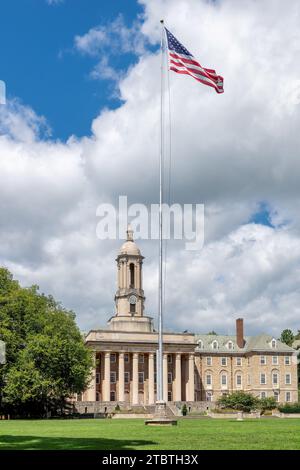 Das Old Main Building auf dem Campus der Penn State University am sonnigen Frühlingstag, State College, Pennsylvania. Stockfoto