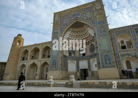 Buchara, Usbekistan - 8. Dezember 2023: Ansichten der Abdulaziz Khan Madrasah im Zentrum von Buchara in Usbekistan. Stockfoto