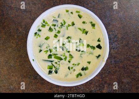 Blick von oben auf cremiges authentisches mexikanisches Queso in rustikaler Küche Stockfoto
