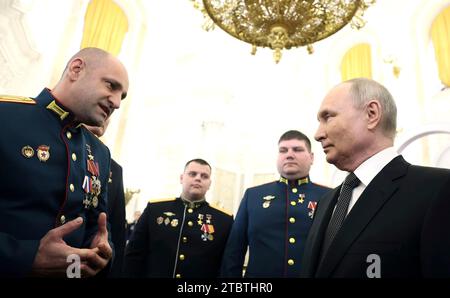 Moskau, Russland. Dezember 2023. Der russische Präsident Wladimir Putin, rechts, spricht mit dem Sprecher des Volksrepublik Donezk, Oberst Oberst Artyom Zhoga, links, nach einer Zeremonie zur Verleihung der Goldsterne-Medaillen am Vorabend des Helden des Vaterlandes-Tages in St. Georgshalle des Großen Kreml-Palastes, 8. Dezember 2023 in Moskau, Russland. Quelle: Mikhail Klimentyev/Kreml Pool/Alamy Live News Stockfoto