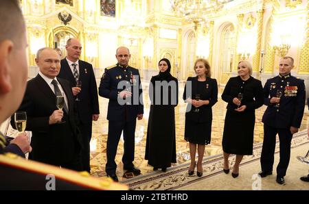 Moskau, Russland. Dezember 2023. Der russische Präsident Wladimir Putin, links, steht bei einem Empfang am Vorabend des Helden des Vaterlandes in St. Georgshalle des Großen Kreml-Palastes, 8. Dezember 2023 in Moskau, Russland. Quelle: Mikhail Klimentyev/Kreml Pool/Alamy Live News Stockfoto