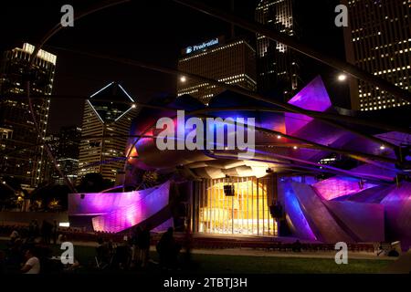 Pulsierendes Nachtleben im modernen Outdoor Jay Pritzker Pavilion Amphitheater in Chicago Stockfoto