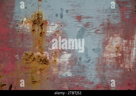 Verwitterte, rostfreie Oberfläche mit abblätternder Farbe, strukturierter Zerfall, Hintergrund-Asset Stockfoto