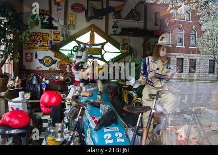 Eklektische Americana Antiquitäten und Sammlerstücke im Louisville Shop Stockfoto