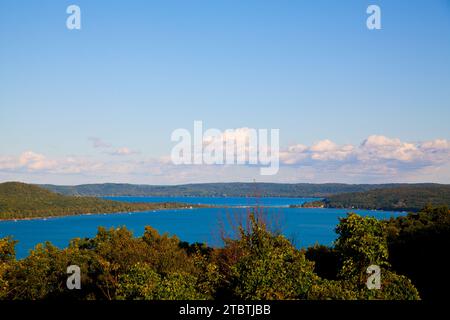 Ruhiger Blick bei Tageslicht auf Blue Lake und üppige Hügel aus erhöhter Perspektive Stockfoto