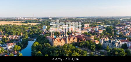 Luftansicht auf die Merseburg mit einer Burg im Vordergrund Stockfoto