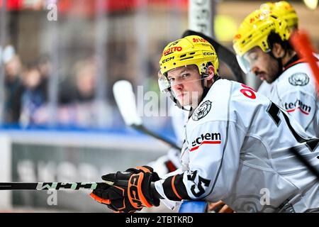 Iserlohn, Deutschland. Dezember 2023. Julian Napravnik (Loewen Frankfurt, #75) GER, Iserlohn Roosters vs. Loewen Frankfurt, Eishockey, Penny-DEL, 25. Spieltag, Spielzeit 2023/2024, 08.12.2023, Foto: Jonas Brockmann/Eibner-Pressefoto Credit: dpa/Alamy Live News Stockfoto