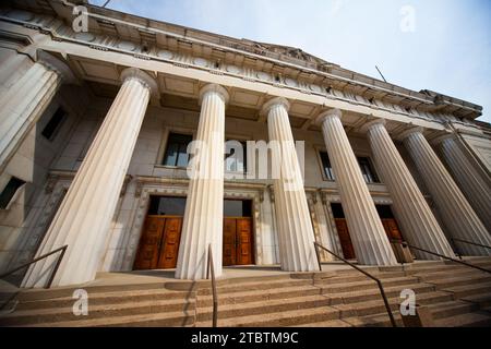 Tagsüber Blick auf das neoklassizistische Gebäude mit hohen Säulen und Steintreppen Stockfoto