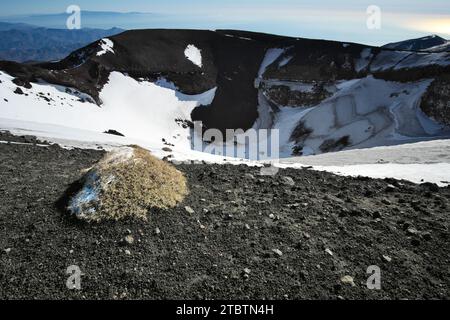 Inaktiver Krater im schneebedeckten Berghang des Ätna Nord-Ost-Kraters in Sizilien, Italien Stockfoto