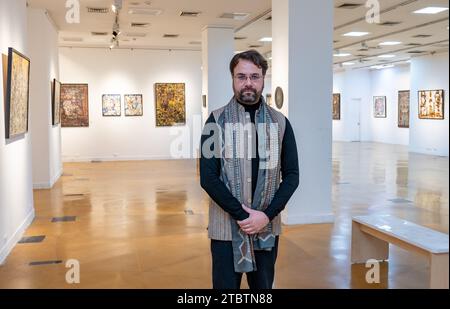 Neu-Delhi, Indien. Dezember 2023. Der Künstler Simran KS Lamba posierte für ein Foto während seiner Einzelausstellung mit dem Titel „Tar-Art an Anagram of My Life“ in der Visual Arts Gallery, India Habitat Centre, Neu-Delhi. Quelle: SOPA Images Limited/Alamy Live News Stockfoto