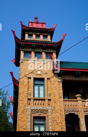 Pulsierende ostasiatische Architektur im Stadtbild Chicagos Stockfoto