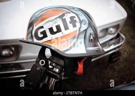 Helm am Lenker eines Motorrads. Stockfoto