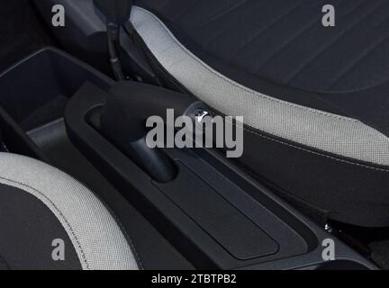 Handbremse im Innenraum moderner Car-up Stockfoto