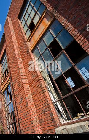 Sunlit Decay of Auburn Electric Station, Indiana - verlassene Red Brick Architecture mit kaputten Fenstern Stockfoto