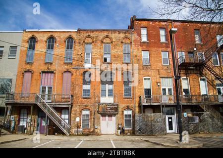 Historische Backsteinhäuser in der urbanen Landschaft von Michigan Stockfoto