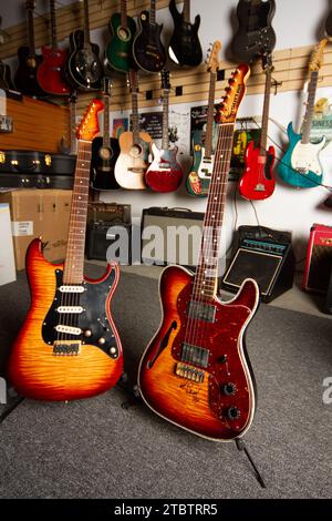 E-Gitarren im lebhaften Music Shop - Niedrigwinkelblick Stockfoto