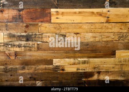 Rustikale Holzdielen Textur in verschiedenen Farbtönen und Alterungsdetails Stockfoto
