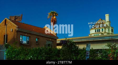 Der blaue Himmel Kaliforniens und der berühmte Hollywood Tower in Los Angeles, Kalifornien. Stockfoto