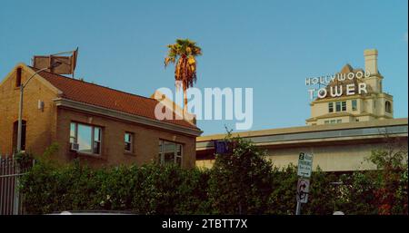 Der blaue Himmel Kaliforniens und ein schönes Foto des berühmten Hollywood Tower in Los Angeles, Kalifornien. Stockfoto