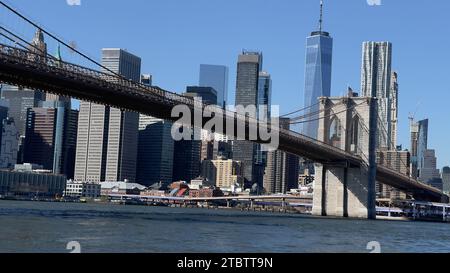 New York City, NY: November 1,2023: Panoramablick auf die Skyline von Manhattan, aufgenommen von der anderen Seite des Hudson River vom Brooklyn Bridge Park Stockfoto
