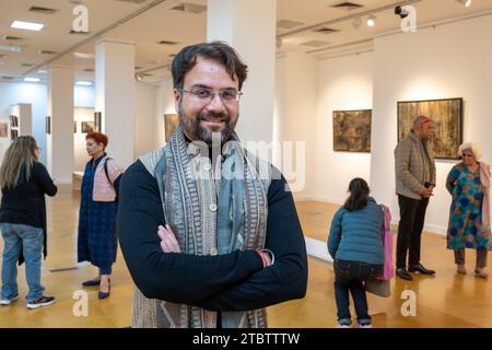 Neu-Delhi, Indien. Dezember 2023. Der Künstler Simran KS Lamba posierte für ein Foto während seiner Einzelausstellung mit dem Titel „Tar-Art an Anagram of My Life“ in der Visual Arts Gallery, India Habitat Centre, Neu-Delhi. (Foto: Pradeep Gaur/SOPA Images/SIPA USA) Credit: SIPA USA/Alamy Live News Stockfoto