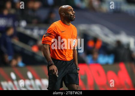 Schiedsrichter Sam Allison während des Sky Bet Championship Matches Coventry City gegen Birmingham City in der Coventry Building Society Arena, Coventry, Großbritannien, 8. Dezember 2023 (Foto: Gareth Evans/News Images) Stockfoto