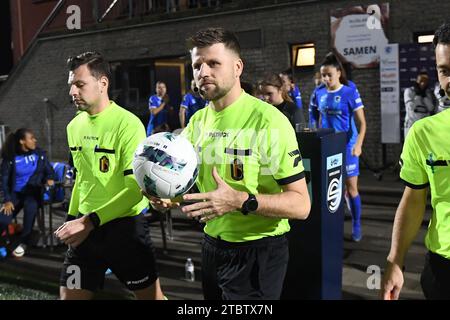 Schiedsrichter Ruben Wuyts, das während eines Frauenfußballspiels zwischen Racing Genk Ladies und Sporting du Pays de Charleroi am 11 . Spieltag der Saison 2023 - 2024 der Belgischen Lotto Womens Super League am Freitag, 8 . Dezember 2023 in Genk , Belgien , gezeigt wurde . FOTO SPORTPIX | Maarten Straetemans Stockfoto