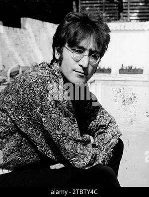 24. Juli 1968: London, England, Vereinigtes Königreich: Sänger und Songwriter JOHN LENNON (1940–1980), Mitglied der Beatles, die sich zu Hause entspannen. Heute jährt sich der 25. Todestag von JOHN WINSTON LENNON. Er wurde am 9. Oktober 1940 in Liverpool geboren und war vor allem als Sänger, Songwriter, Dichter und Gitarrist der Beatles bekannt. Er gilt als eine der größten musikalischen Ikonen des 20. Jahrhunderts. Am Abend des 8. Dezember 1980 erschoss der verwirrte Fan Mark David Chapman Lennon viermal in den Rücken und die Schulter. Trotz umfangreicher Reanimationsbemühungen starb Lennon an Schock und starb Stockfoto