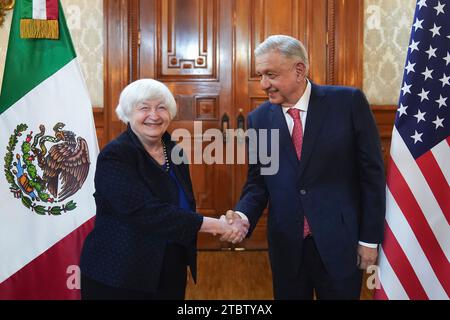 Mexiko-Stadt, Mexiko. Dezember 2023. Der mexikanische Präsident Andres Manuel Lopez Obrador, rechts, schüttelt die Hand mit der US-Finanzministerin Janet Yellen, links, im Nationalpalast am 7. Dezember 2023 in Mexiko-Stadt. Quelle: Presidencia de la Republica Mexicana/Büro der mexikanischen Präsidenten/Alamy Live News Stockfoto