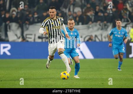 Turin, Piemont, Italien. Dezember 2023. Filip Kostic von Juventus während des Fußballspiels der Serie A Juventus FC - SSC Napoli, Allianz Stadium am 8. Dezember 2023 in Turin, Italien. (Kreditbild: © Ciro de Luca/ZUMA Press Wire) NUR REDAKTIONELLE VERWENDUNG! Nicht für kommerzielle ZWECKE! Quelle: ZUMA Press, Inc./Alamy Live News Stockfoto