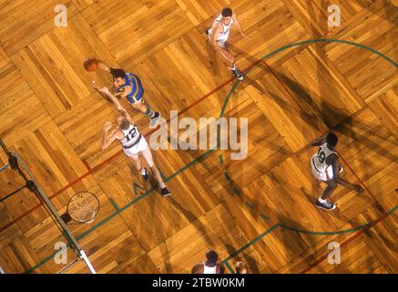 BOSTON, MA – 12. DEZEMBER: Ed Kalafat #23 der Minneapolis Lakers schießt den Hook-Schuss über Kenny Sears #12 der New York Knicks während eines NBA-Spiels am 12. Dezember 1956 im Boston Garden in Boston, Massachusetts. (Foto von Hy Peskin) *** Lokale Bildunterschrift *** Ed Kalafat;Kenny Sears Stockfoto