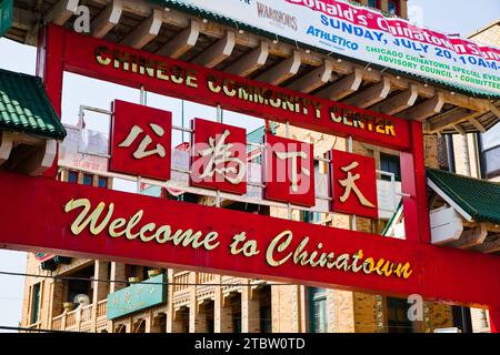 Lebhaftes Willkommen in Chinatown Sign in sonniger urbaner Umgebung Stockfoto