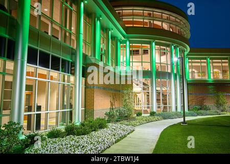 Modernes grünes Gebäude in Indiana Tech bei Nacht mit Urban Touch Stockfoto