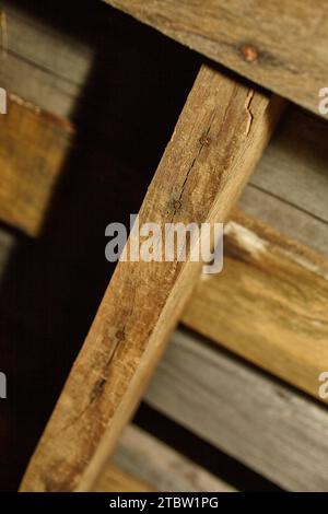 Verwitterte Holztreppe in rustikaler Umgebung aus nächster Nähe Stockfoto
