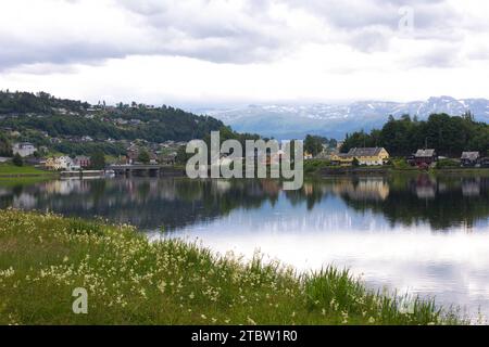 Norwegen, Vestland, Norheimsund - 15. Juli 2023: Blick über den See Movatnet nach Norheimsund in Norwegen. Stockfoto