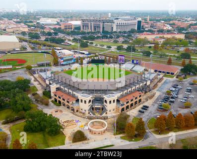 Baton Rouge, LA - 1. Dezember 2023: LSU Alex Box Stadium mit Tiger Stadium im Hintergrund. Stockfoto