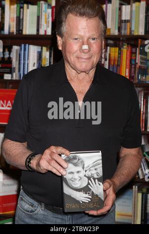 Ryan O'Neal ist gestorben. Ryan O’Neal erschien am 30. April 2012 in der Barnes & Noble Upper West Side in New York City, um sein Buch „beide von uns: Mein Leben mit Farrah“ zu promoten. Foto: Henry McGee/MediaPunch Stockfoto