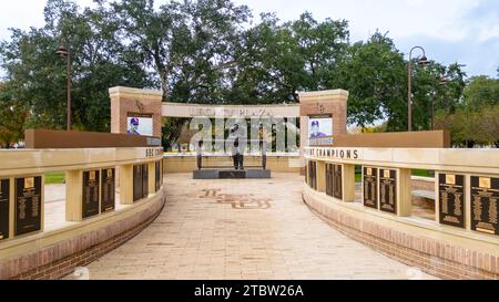 Baton Rouge, LA - 1. Dezember 2023: Legacy Plaza im Alex Box Stadium, Heimstadion des LSU Baseballs. Stockfoto