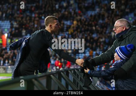 Jay Stansfield #28 von Birmingham City gibt sein Trikot einem jungen Fan am Ende des Sky Bet Championship Matches Coventry City gegen Birmingham City in der Coventry Building Society Arena, Coventry, Großbritannien, 8. Dezember 2023 (Foto: Gareth Evans/News Images) Stockfoto