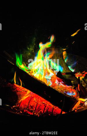 Lebendige Lagerfeuer-Flammen tanzen in Indiana Night Stockfoto