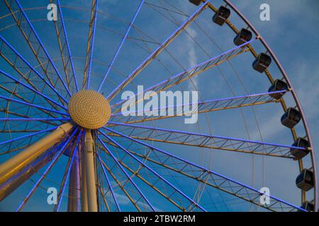 Leuchtendes blaues Riesenrad gegen den bewölkten Himmel in Gatlinburg, Tennessee Stockfoto