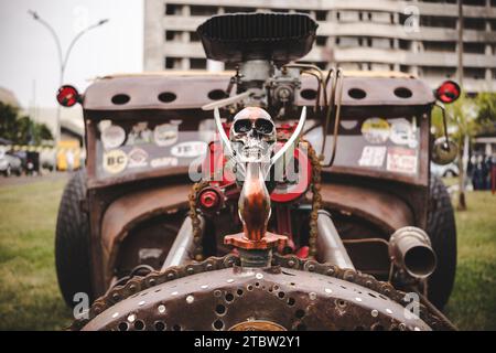 Details zum Motor eines alten Ford Muscle Car auf einer Oldtimermesse in Londrina, Brasilien. Jährliches Oldtimer-Treffen Stockfoto