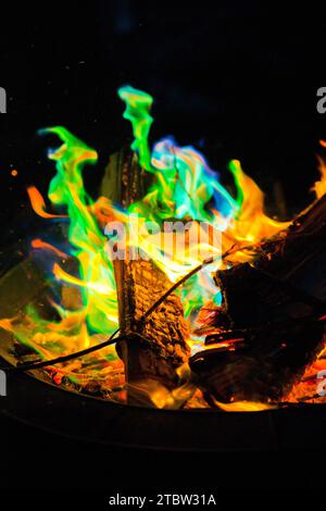 Mystischer Tanz der bunten Flammen in der Feuergrube im Land des Mittleren Westens Stockfoto