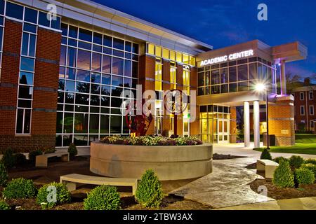 Dämmerung im Modern Academic Center mit lebhafter Landschaftsgestaltung im Mittleren Westen der USA Stockfoto