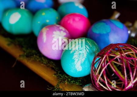 Lebendige Sammlung handbemalter Ostereier auf Holzoberfläche Stockfoto