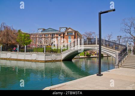 Klassische Architektur und Fußgängerbrücke über den Kanal im Indianapolis Park Stockfoto