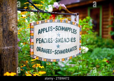 Skurriles, handgemaltes Obstschild auf dem rustikalen Landwirtschaftsmarkt in Empire Michigan Stockfoto
