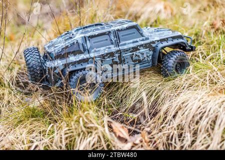 Nahaufnahme eines ferngesteuerten Geländefahrzeugs in Tarnfarben. Schweden. Stockfoto