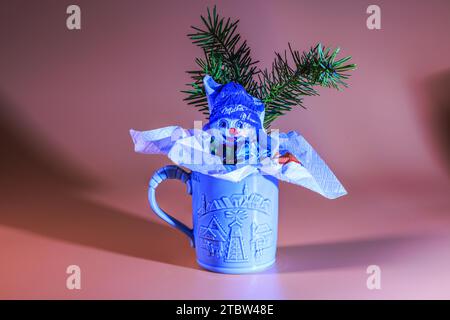 Сlose-up Ansicht des Weihnachtsgeschenks Schokolade Schneemann in Becher isoliert auf rotem Hintergrund. Stockfoto